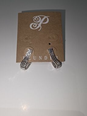 Plunder Crystal avé Silver Hoop Earrings -